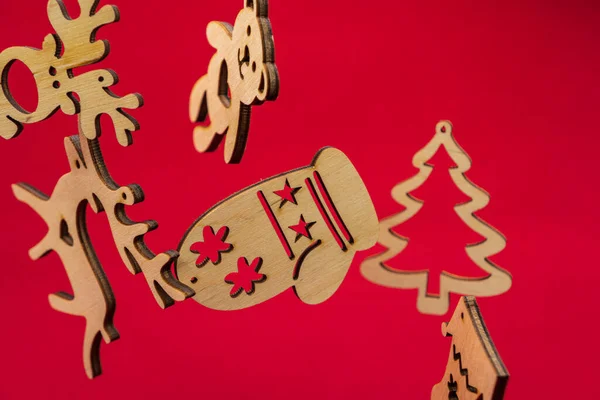 Decoraties Speelgoed Vliegen Lucht Een Rode Achtergrond Kerst Decoraties Voor — Stockfoto