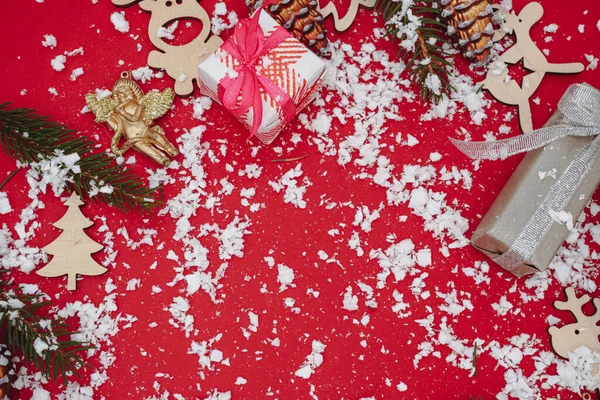 Різдвяний Фон Ялинковими Гілками Пінцетами Подарунковою Коробкою Вид Зверху — стокове фото