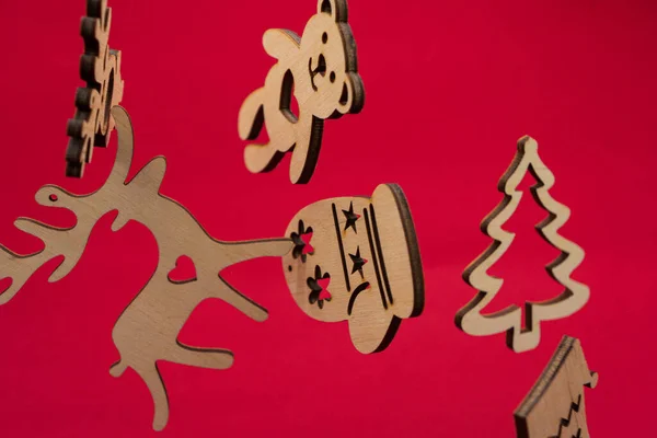 赤の背景に隔離されたヴィンテージクリスマスの装飾 — ストック写真