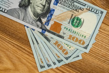Dolarla yakın plan, 100 dolarlık banknotlar, ahşap arka plan...