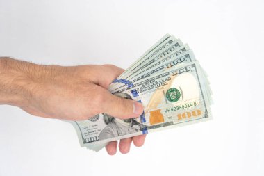hand met dollars geïsoleerd op een witte achtergrond..
