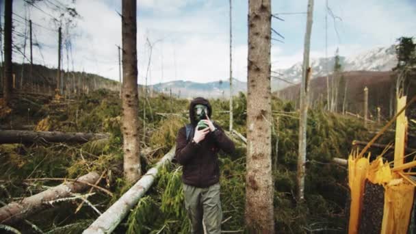 Hombre Poniendo Una Máscara Gas Bosque Devastado Por Huracán — Vídeo de stock