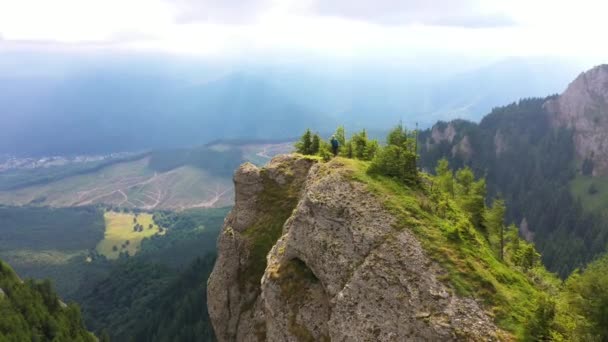 Trekking Auf Dem Gipfel Des Berges — Stockvideo