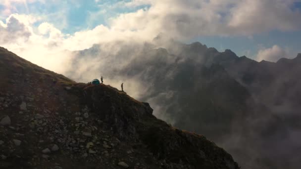 Cameraman Filmando Caminhante Montanha — Vídeo de Stock