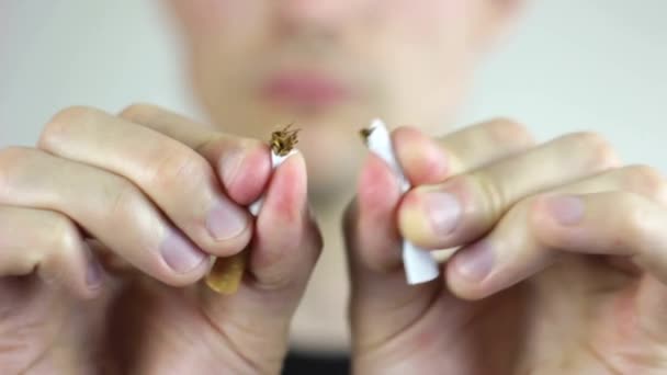 Άνθρωπος Έκοψε Κάπνισμα Κόβοντας Ένα Τσιγάρο — Αρχείο Βίντεο