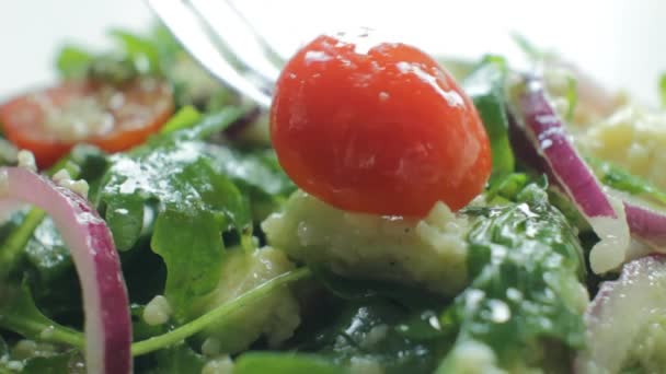 Υψηλής Ποιότητας Βίντεο Φαγητό Πιρούνι Φρέσκια Χορτοφαγική Σαλάτα Αβοκάντο Ντοματίνια — Αρχείο Βίντεο
