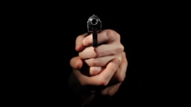 Männliche Hand Mit Pistole Taucht Der Dunkelheit Auf Und Schießt — Stockvideo