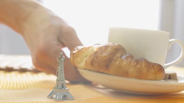 Солнечное Видео Официанта Подающего Традиционный Французский Завтрак — стоковое видео