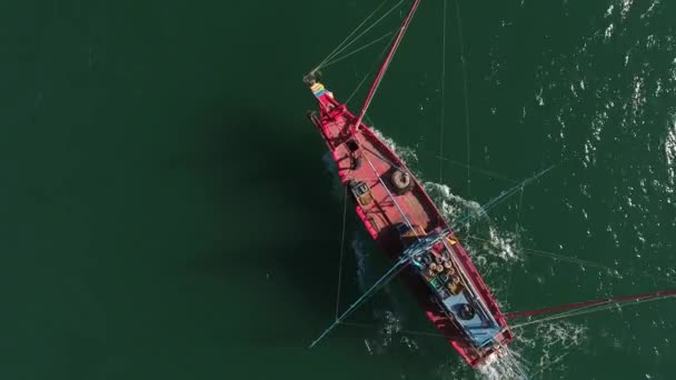 Über Traditionellem Hölzernen Fischerboot Über Das Asiatische Meer Fliegen — Stockvideo