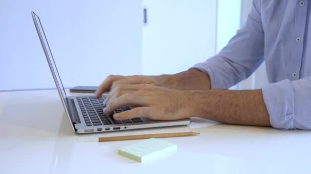 Biznesmen Pracujący Nad Laptopem Białym Stole Domu — Wideo stockowe