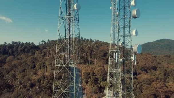 Tepenin Tepesinde Hava Manzaralı Telekomünikasyon Kulesi Var — Stok video