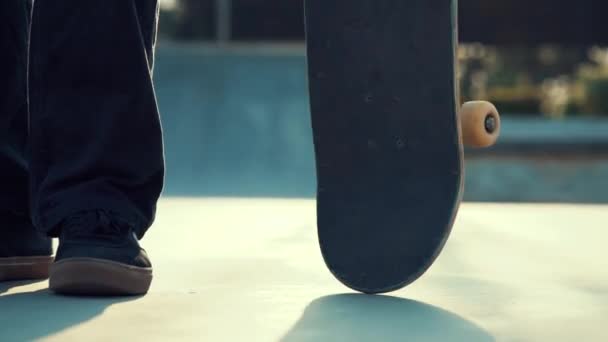 スケートボードを回転スケートボードの若い男のクローズアップ — ストック動画