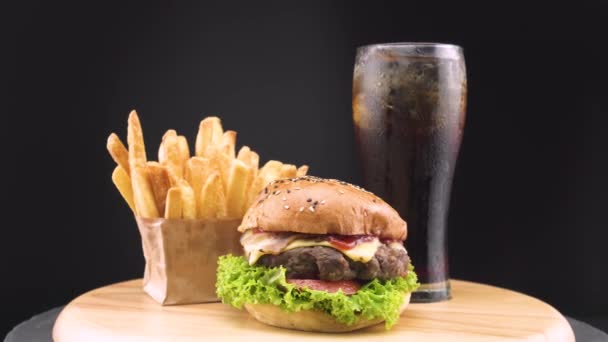 Hambúrguer Carne Com Batatas Fritas Crocantes Cola Fria Placa Rotativa — Vídeo de Stock