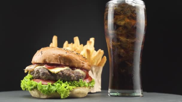 American Combo Smaczny Burger Wołowy Chrupiącymi Frytkami Zimną Colą Drewnianej — Wideo stockowe