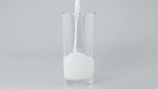 Наливання Здорового Свіжого Молока Склянку Повільному Русі Білому Тлі Студії — стокове відео