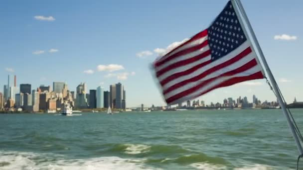 Boat Trip United States Flutter Flag New York City Background — Stock Video