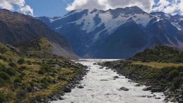 Spazierweg Durch Den Fluss Mit Blick Auf Den Mount Cook — Stockvideo