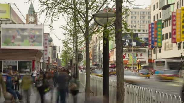 Människor Och Flytta Bilar Wangfujing Gatan Peking Kina — Stockvideo