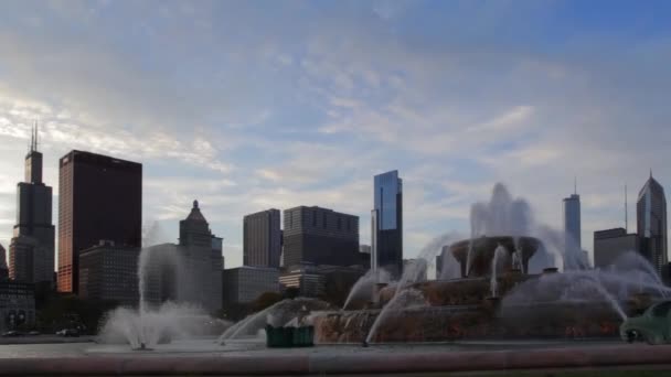 Skyline Chicago Con Fontana Buckingham Grant Park Sera — Video Stock