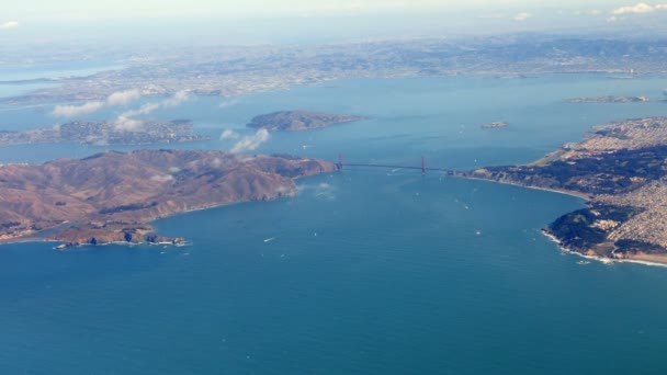 サンフランシスコ市内上空の4K空撮と飛行機から撮影されたゴールデンゲートブリッジ — ストック動画