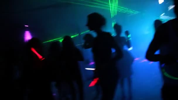 人们在光和光的光芒下在迪斯科舞厅跳舞 — 图库视频影像