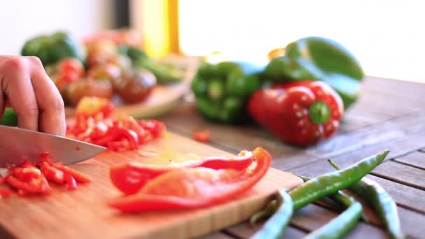 Chef Picando Verduras Cocina — Vídeo de stock
