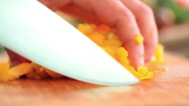 Chef Picando Pimienta Amarilla Cocina — Vídeo de stock