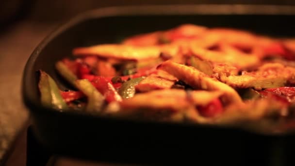 Köstliches Hühnchen Mit Gemüse Kochen — Stockvideo