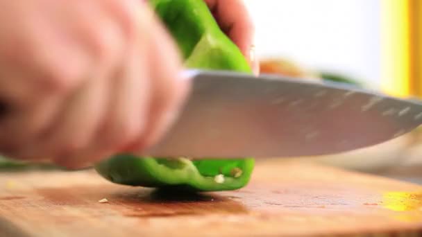 Chef Rebanando Pimienta Verde Con Cuchillo Grande — Vídeo de stock