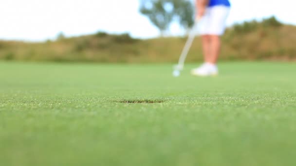 Golfista Colocando Bola Corredor Depois Longo Chute — Vídeo de Stock