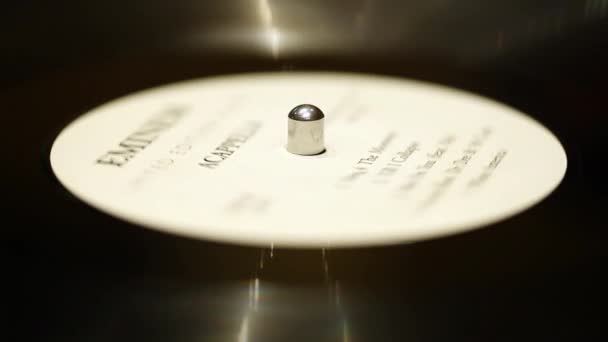 Vinyl Speelt Muziek Draait — Stockvideo