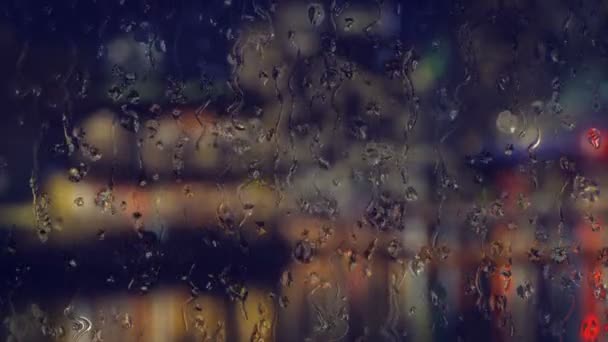 Esőcseppek Hurok Egy Ablakot Városi Épületek Háttérben — Stock videók