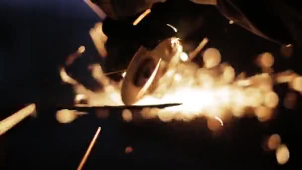 关闭一个铁匠切割钢 — 图库视频影像