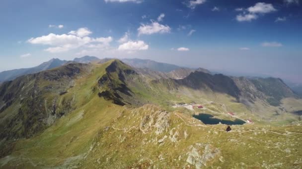 晴れた日に撮影された山の上に男の空中ビュー — ストック動画
