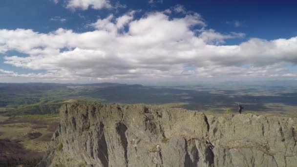 Vistas Aéreas Homem Caminhando Pico Montanha Rochosa Dia Ensolarado Primavera — Vídeo de Stock