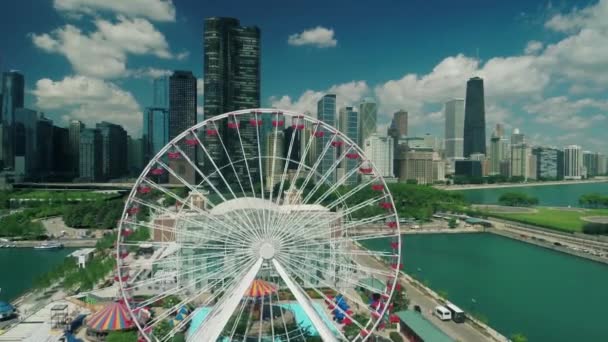 从空中俯瞰芝加哥市中心和一个巨大的摩天轮 — 图库视频影像