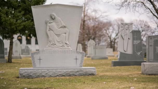 Ein Grabstein Auf Dem Friedhof — Stockvideo