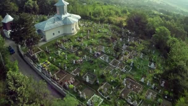 Riprese Aeree Una Chiesa Cimitero Campagna Una Giornata Estiva — Video Stock