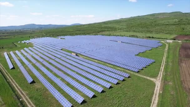 晴れた春の日に太陽電池パネルの飛行場 — ストック動画