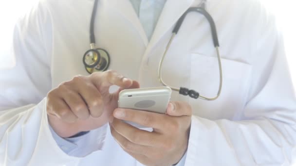 Doctor Using Mobile Phone — Video Stock