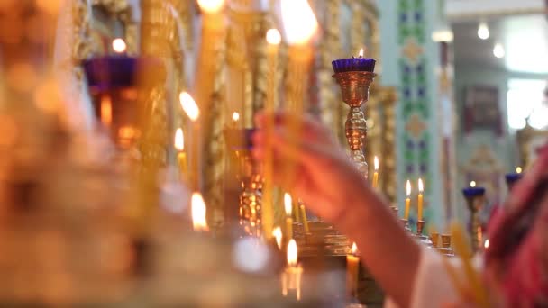Γυναίκα Φωτίζει Κεριά Στην Εκκλησία — Αρχείο Βίντεο
