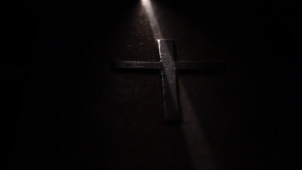 Bible Cross Light Peaking — Stock videók