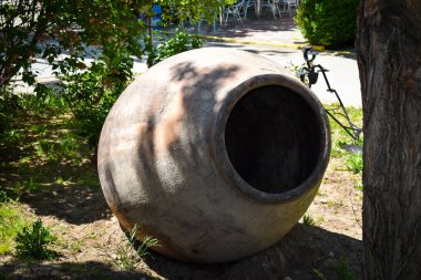 Demir namlulu paslı eski bir metal borunun dikey görüntüsü..