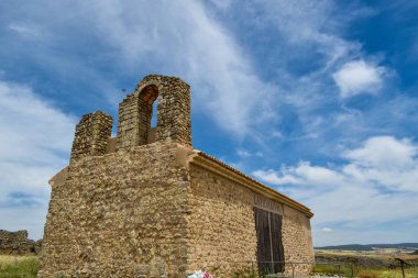 Köydeki eski ahşap kilise.