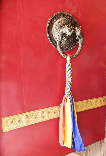 在庙宇里用金属制的模板开门 用缎子织成的藏文 — 图库照片