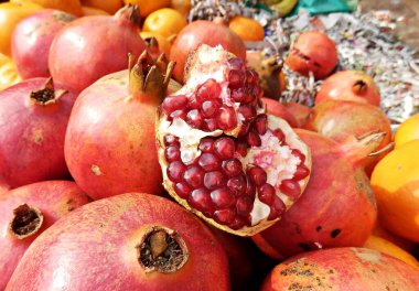 Nar başka bir sağlıklı meyvedir. Hem taze meyve, hem de nar suyu tüketiyorlar. Çünkü ikisinin de kanser riskini azaltan özellikleri var. Düşük kolesterol kan basıncını ayarlar. 