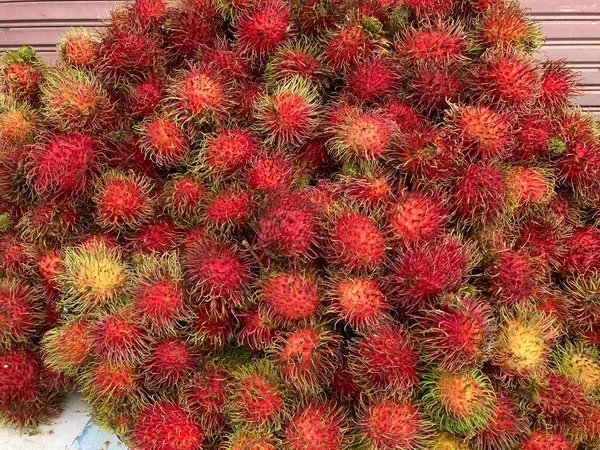 Rambutan helps expel waste from the kidneys. Because the rambutan contains phosphorus compounds. Phosphorus is a substance that helps to drive waste out of the kidneys. Therefore, eating rambutan helps the kidneys to expel waste more easily.