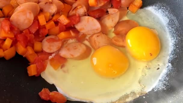 Telur Sosis Wortel Tomat Goreng Dengan Mentega Dalam Panci Teflon — Stok Video