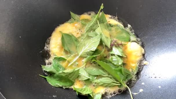 Basil Omelette Teflon Pan — Vídeo de Stock
