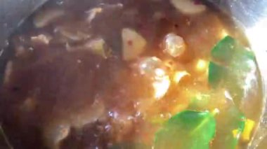 Paslanmaz çelikten bir tencerede Tom Yum Pork.